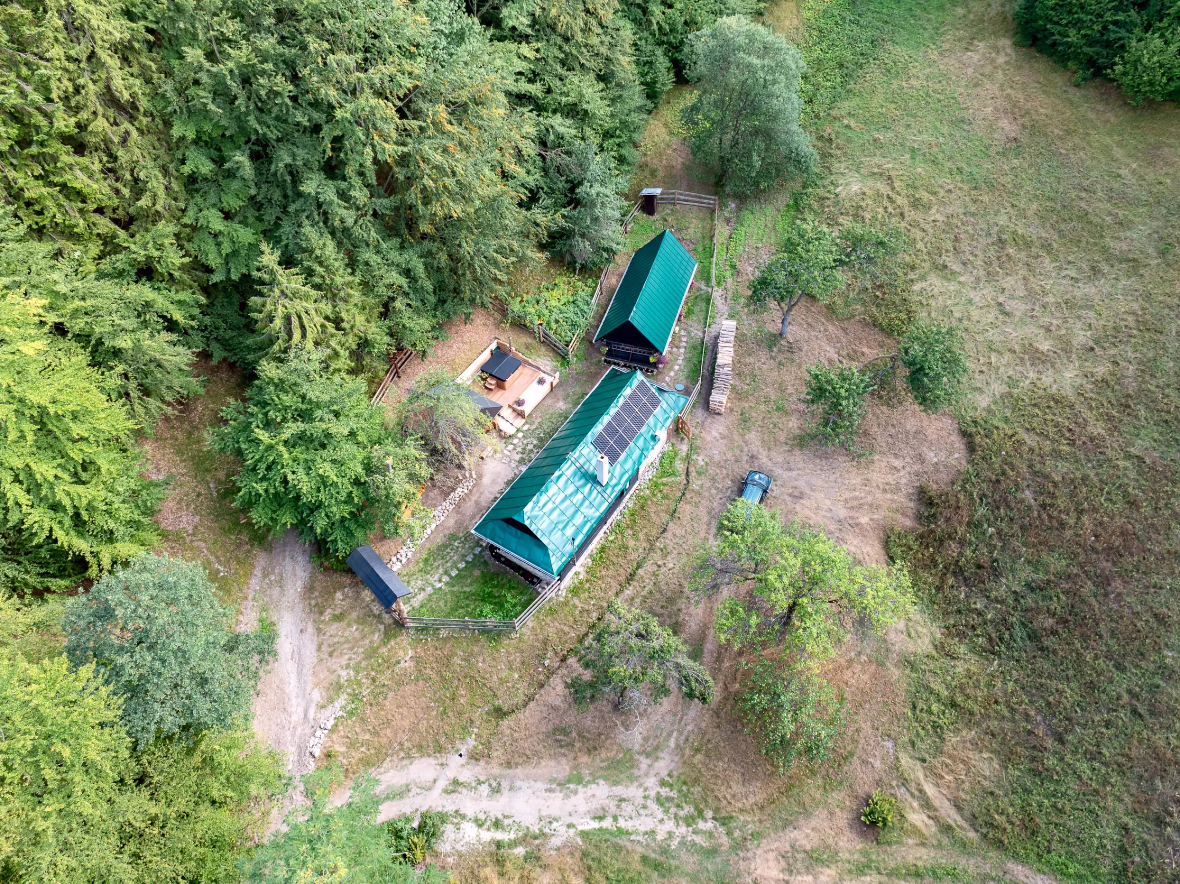 Pohľad z výšky — chalupa ukrytá hlboko v lese